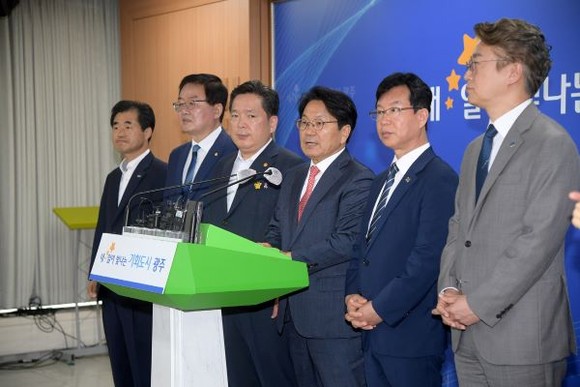 강기정 광주광역시장이 11일 오전 시청 브리핑실에서 5개 구청장들과 함께 자원회수시설 입지선정위원회 결과 및 향후 추진방향을 설명하고 있다. ⓒ 광주광역시