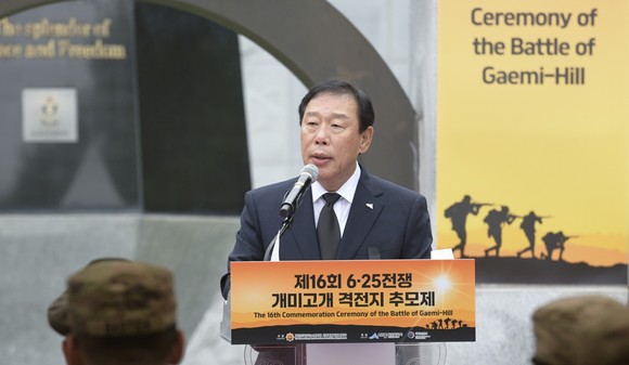 최민호 시장이 11일 '제16회 개미고개 6·25격전지 추모제'에서 축사를 하고 있다. ⓒ 세종시