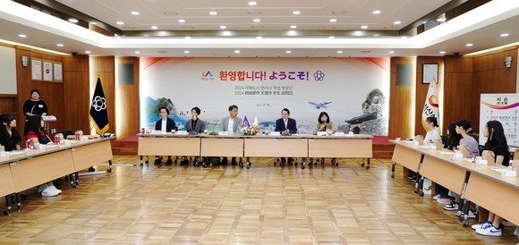 이완섭 서산시장이 11일 일본 텐리시에서 온 중학생 방문단을 시청 중회의실에서 환영식을 개최하고 있다. ⓒ 서산시