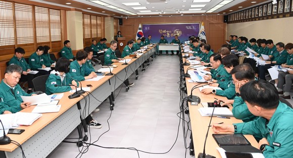 15일 서동브리핑실에서 박정현 부여군수 주재로 '재난안전 대처상황보고회'를 개최하고 있다. ⓒ 부여군