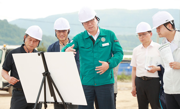 진병영 함양군수가 지곡농협 농산물산지유통센터 건립 현장을 점검하고 있다. ⓒ 프라임경제