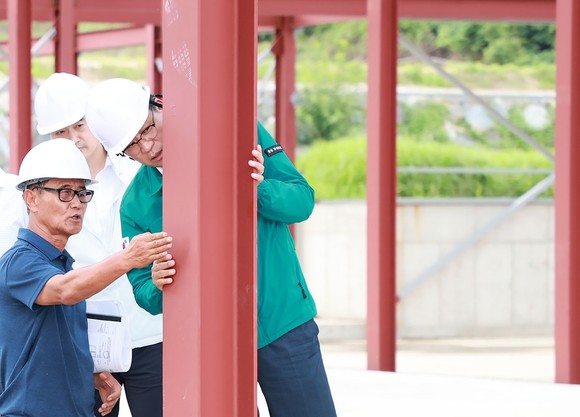 진병영 함양군수가 지곡농협 농산물산지유통센터 건립 현장에서 철근 기둥을 점검하고 있다. ⓒ 프라임경제