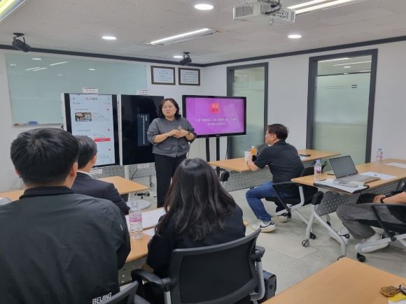 초단알바를 직접 시연하는 이윤정 대표. = 김상준 기자