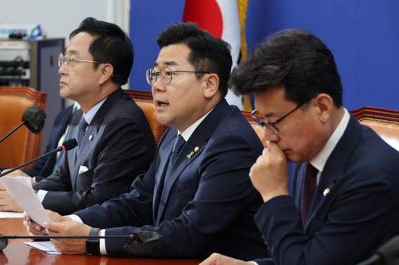 박찬대 더불어민주당 대표 직무대행 겸 원내대표가 16일 오전 국회에서 열린 원내대책회의에서 발언하고 있다. ⓒ 연합뉴스
