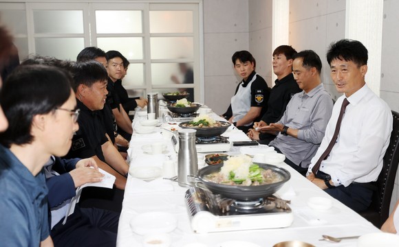 이양섭 의원이 17일 충북도 청원경찰들과 소통의 시간을 갖고 애로사항을 청취하고 있다. ⓒ 의회사무국