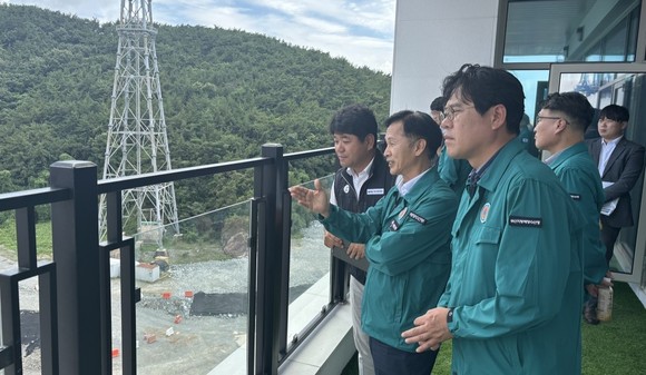 송명달 해양수산부 차관은 17일 부산항 신항 7부두를 찾아 항만 운영 상황과 여름철 태풍 대비 태세를 점검하고 있다. ⓒ 해양수산부