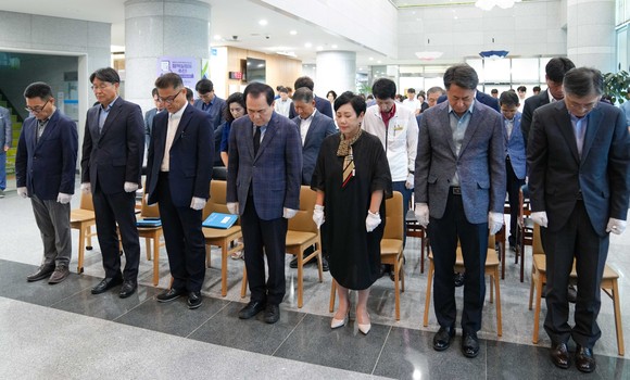 18일 김지철 교육감과 도교육청 간부 직원들이 추모식에 참여해 애도의 뜻을 표하고 있다. ⓒ 충남교육청