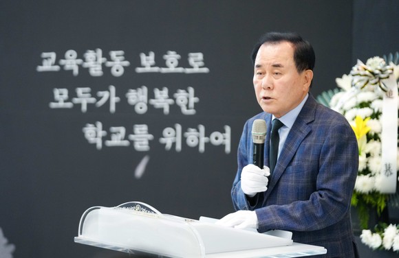 김지철 교육감이 18일 故서이초 선생님 순직 1주기 추모 행사를 진행하고 있다. ⓒ 충남교육청