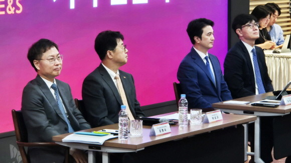 SK이노베이션과 SK E&S 경영진이 기자간담회에서 질의응답을 진행하고 있다. (왼쪽부터)강동수 SK이노베이션 전략·재무부문장, 박상규 SK이노베이션 사장, 추형욱 SK E&S 사장, 서건기 SK E&S 재무부문장. = 조택영 기자