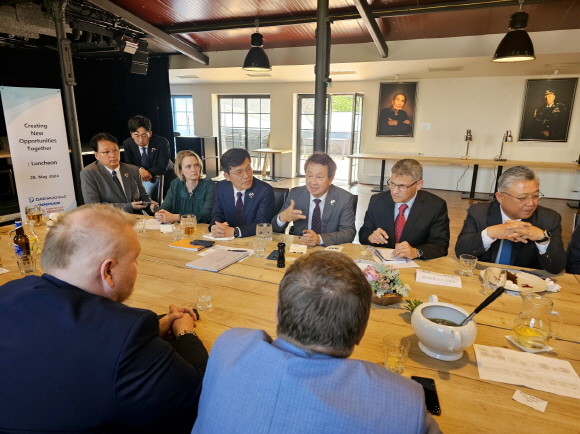 백정완 대우건설 사장이 두코바니 지역인사들과 면담을 진행하고 있다. Ⓒ 대우건설