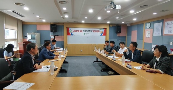 18일 지역 방산기업 대표 5인과 함께 국방산업 육성 정책 논의 및 기업 애로사항 청취를 위한 간담회를 개최하고 있다. ⓒ 대전시