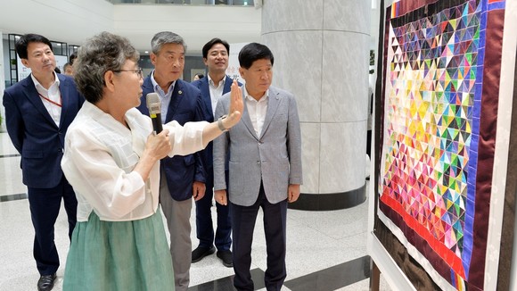 18일 의회 1층 다움아트홀에서 7차 전시회에서 모시쌈솔 명인 봉화 주경자 작가가 작품에 대해 설명하고 있다. ⓒ 의회사무국