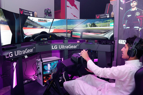 EWC 행사장에 마련된 체험 부스에서 방문객이 LG 울트라기어 게이밍 모니터로 게임을 즐기는 모습. ⓒ LG전자