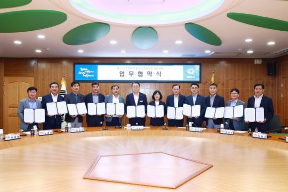 왼쪽부터 김준호 천운농협조합장, 김정수 동복농협조합장, 박광재 도곡농협조합장, 노종진 능주농협조합장, 안상섭 이양청풍농협조합장, 구복규 화순군수, 최우영 NH농협은행 화순군지부장, 박성우 광주은행 부행장, 이병규 화순새마을금고 이사장, 박홍래 화순신협 이사장, 조준성 화순농협 조합장, 정삼차 화순축협 조합장. ⓒ 화순군