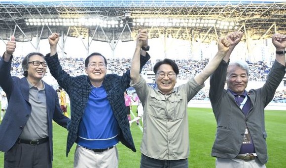 강기정 광주광역시장이 지난 21일 오후 대구광역시 DGB대구은행파크를 방문해 홍준표 대구시장과 광주FC-대구FC의 경기시작에 앞서 손을 맞잡고 팬들에게 인사를 하고 있다. ⓒ 광주광역시