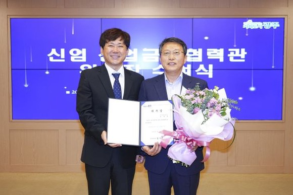 이상갑 광주광역시문화경제부시장이 22일 오전 시청 비즈니스룸에서 김상일 신임 산업금융협력관에게 위촉장을 수여하고 있다. ⓒ 광주광역시