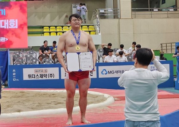 ‘제61회 대통령기 전국장사씨름대회’에서 역사급 1위를 차지한 정상호 선수가 기념 촬영을 하고 있다. ⓒ 프라임경제