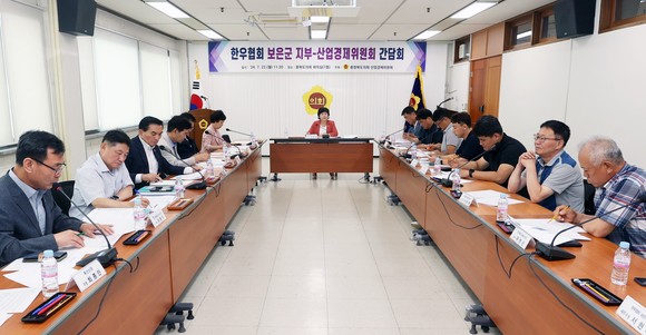 22일 '한우협회 보은군 지부-산업경제위원회 간담회'를 개최하고 있다. ⓒ 의회사무국