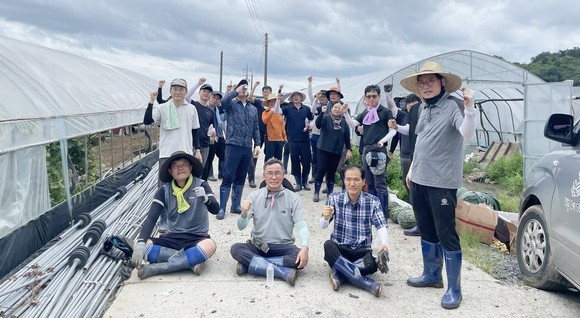 22일 집중호우로 침수 피해를 입은 부여 수박 농가를 찾아 긴급 수해복구 봉사활동을 개최 후 기념촬영을 하고 있다. ⓒ 의회사무국