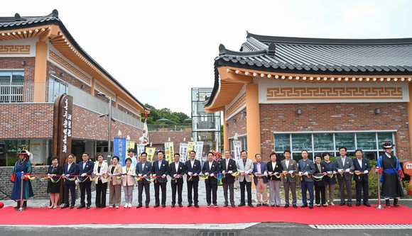 지난 22일 '홍주읍성 북문 문루 복원 준공식 테이프 커팅을 하고 있다. ⓒ 홍성군