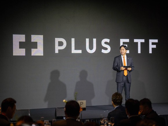 최영진 한화자산운용 전략사업부문장이 23일 신규 ETF 출범식에서 ETF 브랜드 'PLUS'에 대해 소개하고 있다. ⓒ 한화자산운용