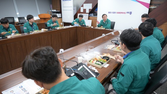 최민호 시장이 23일 시청 상황실에서 김하균 행정부시장, 조수창 시민안전실장, 인종환 재난안전상황팀장을 비롯한 팀원 전원 등을 격려했다. ⓒ 세종시