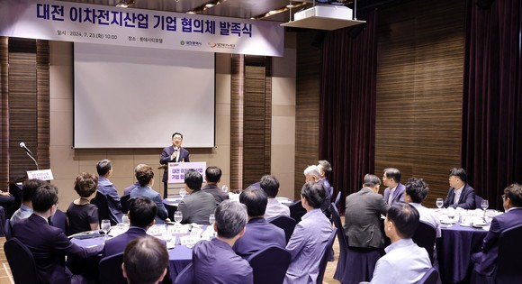 23일 롯데시티호텔에서 '대전시 이차전지산업 기업협의체' 발족식에서 이장우 시장이 축사를 하고 있다. ⓒ 대전시