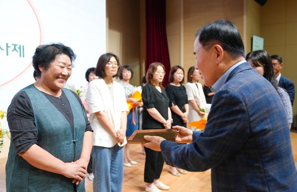 김지철 교육감이 학생상담자원봉사활동 공로자에게 공로패를 수여하고 있다. ⓒ 충남교육청