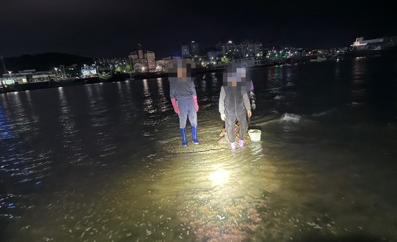 24일 해루질에 나섰던 고립자 3명이 해경에 구조됐다. ⓒ 보령해경