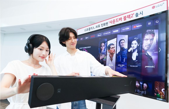 LG유플러스 모델이 음향 기능이 대폭 강화된 ‘사운드바 블랙2’를 선보이고 있다. ⓒ LG유플러스