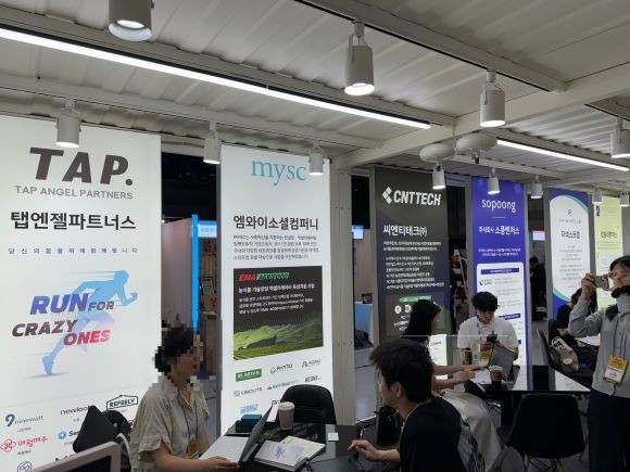스타트업의 성장을 위해 마련된 액셀러레이터 전용관 = 김우람 기자
