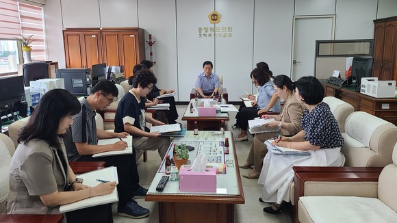 25일 아동·청소년 돌봄정책 관련 간담회를 갖고 '공백없는' 촘촘한 돌봄 정책을 논의하고 있다. ⓒ 의회사무국