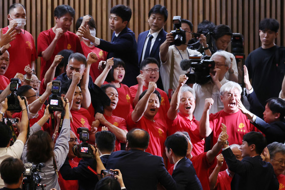 25일 국회에서 열린 본회의에서 '채상병특검법' 재의결 안건이 부결되자 해병대 예비역연대 회원들이 구호를 외치며 항의하고 있다. ⓒ 연합뉴스