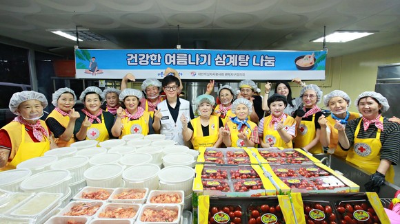 24일, 서울 남부봉사관에는 30여 명의 적십자봉사원이 모여 이른 아침부터 삼계탕을 끓이고 양배추김치와 방울토마토를 포장하며 구슬땀을 흘렸다. ⓒ 대한적십자사