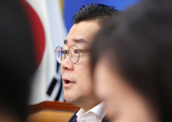 박찬대 더불어민주당 대표 직무대행 겸 원내대표가 26일 오전 국회에서 열린 최고위원회의에서 발언하고 있다. ⓒ 연합뉴스