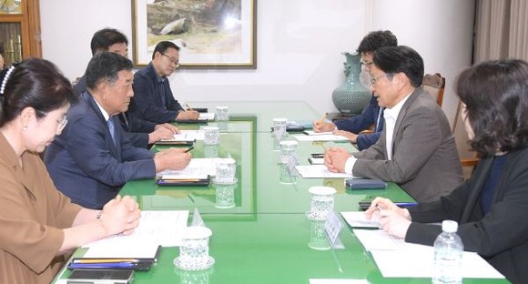 강기정 광주광역시장이 26일 오전 광주상공회의소에서 열린 경제현안 간담회에 참석해 민생경제 일자리 주요현안을 논의하고 있다. ⓒ 광주광역시