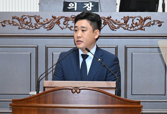 최민국 진주시의원이 한국실크연구원의 출자·출연기관 전환을 제안하고 있다. ⓒ 프라임경제