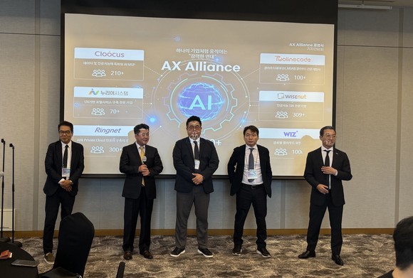 국내 AI 6개 기업(사진 왼쪽부터 △홍성완 대표 △김동영 대표 △이정민 대표 △현승엽 대표 △강용성 대표)이 서울 강남구 삼성동 서울 파르나스호텔에서 엔터프라이즈를 위한 AI 플랫폼 구축 역량을 통합으로 제공하고자 출범식을 개최했다. = 김우람 기자