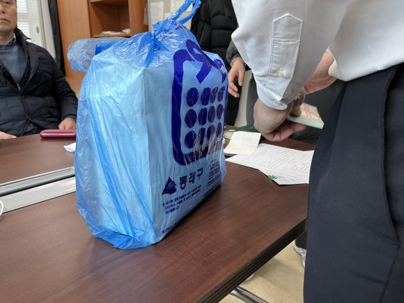 1억4000만원 상당의 현금이 든 채로 심사위원으로 활동한 한 교수의 연구실에서 발견된 쓰레기봉투. © 서울중앙지검