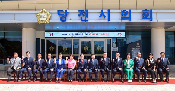 지난 31일 의회 2층 본회의장에서 제4대 후반기 개원식을 개최 후 단체 기념촬영을 하고 있다. ⓒ 의회사무국