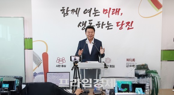 오성환 당진시장은 1일 당진시청 브리핑실에서 성모병원의 신축 이전이 불가하게 된 상황에 대응해 대책을 발표하고 있다. ⓒ 당진시