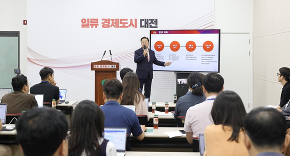 이장우 대전시장은 1일 시정 브리핑에서 유등교 전면 철거 후 교량 재가설하는 대책을 발표하고 있다. ⓒ 대전시