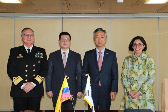 LIG넥스원은 콜롬비아 해군과 중남미 최상위권 대학으로 꼽히는 로스안데스(Los Andes) 대학간 3자 협력을 위한 양해각서(MOU)를 체결했다. ⓒ LIG넥스원