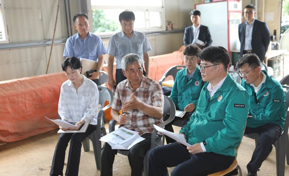 농가 의견을 청취하고 있는 권재한 농진청장. ⓒ 당진시