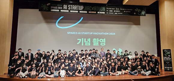 대전시는 지난 1일 KAIST와 공동으로 전국의 대학생을 대상으로 AI 서비스 활용 창업 해커톤 경진대회를 개최 후 단체 기념촬영을 하고 있다. ⓒ 대전시