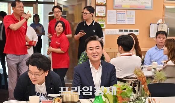김태흠 충남도사는 지난 1일 '김민지 영양사와 함께하는 홍성 쿠킹클래스'에 참가, 지역 청년들과 소통의 시간을 가졌다. ⓒ 프라임경제