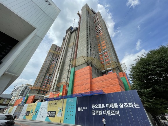 5·8호선 천호역, 5호선 강동역 더블역세권 입지에 위치한 '그란츠리버파크' 건설 현장. = 박선린 기자