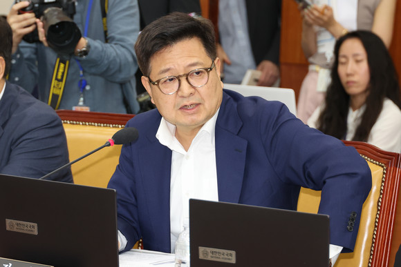 김장겸 국민의힘 의원이 국회에서 열린 과학기술정보방송통신위원회 전체회의에서 현안 질의를 하고 있다. ⓒ 연합뉴스