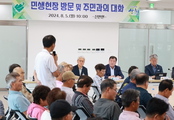 이승화 산청군수가 현장중심 소통행정에서 불편사항을 청취하고 있다. ⓒ 산청군