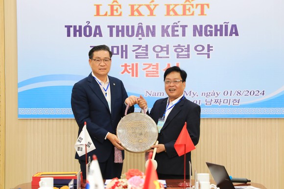 함양군과 베트남 남짜미현이 자매결연 협약을 체결하고 있다. ⓒ 함양군